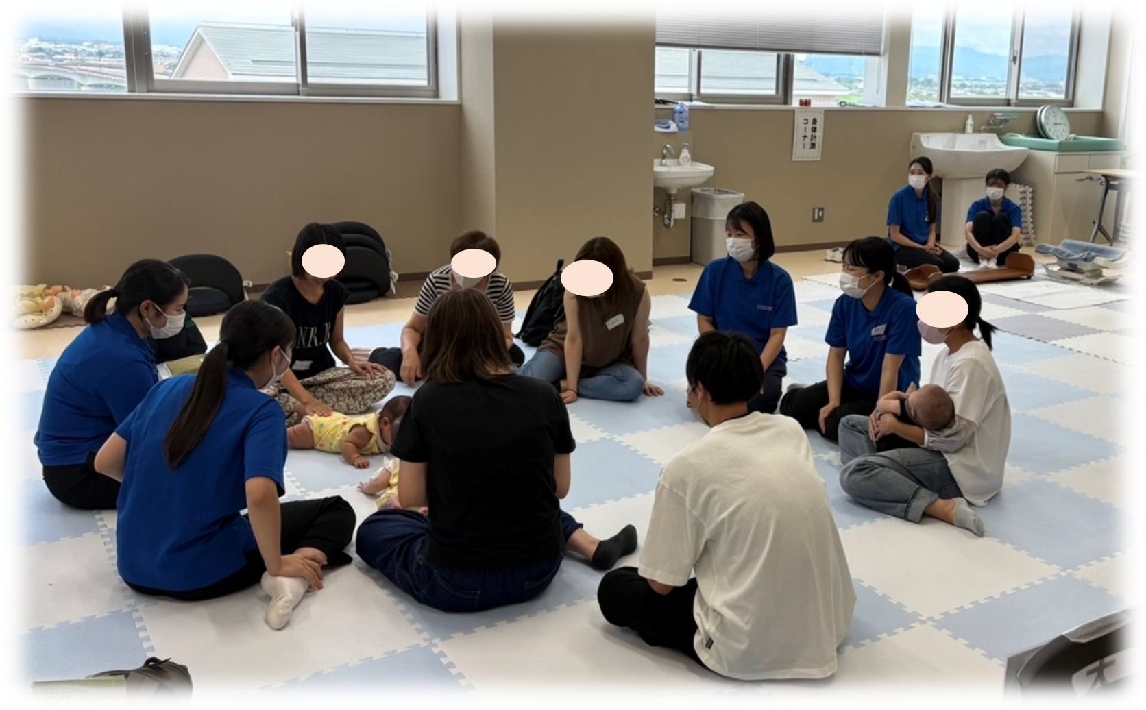 座談会では終始和やかな雰囲気で語り合いました。